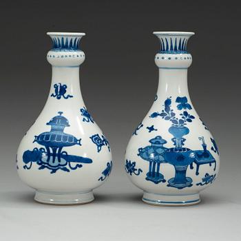 A pair of blue and white vases, Qing dynasty, Kangxi (1662-1722).