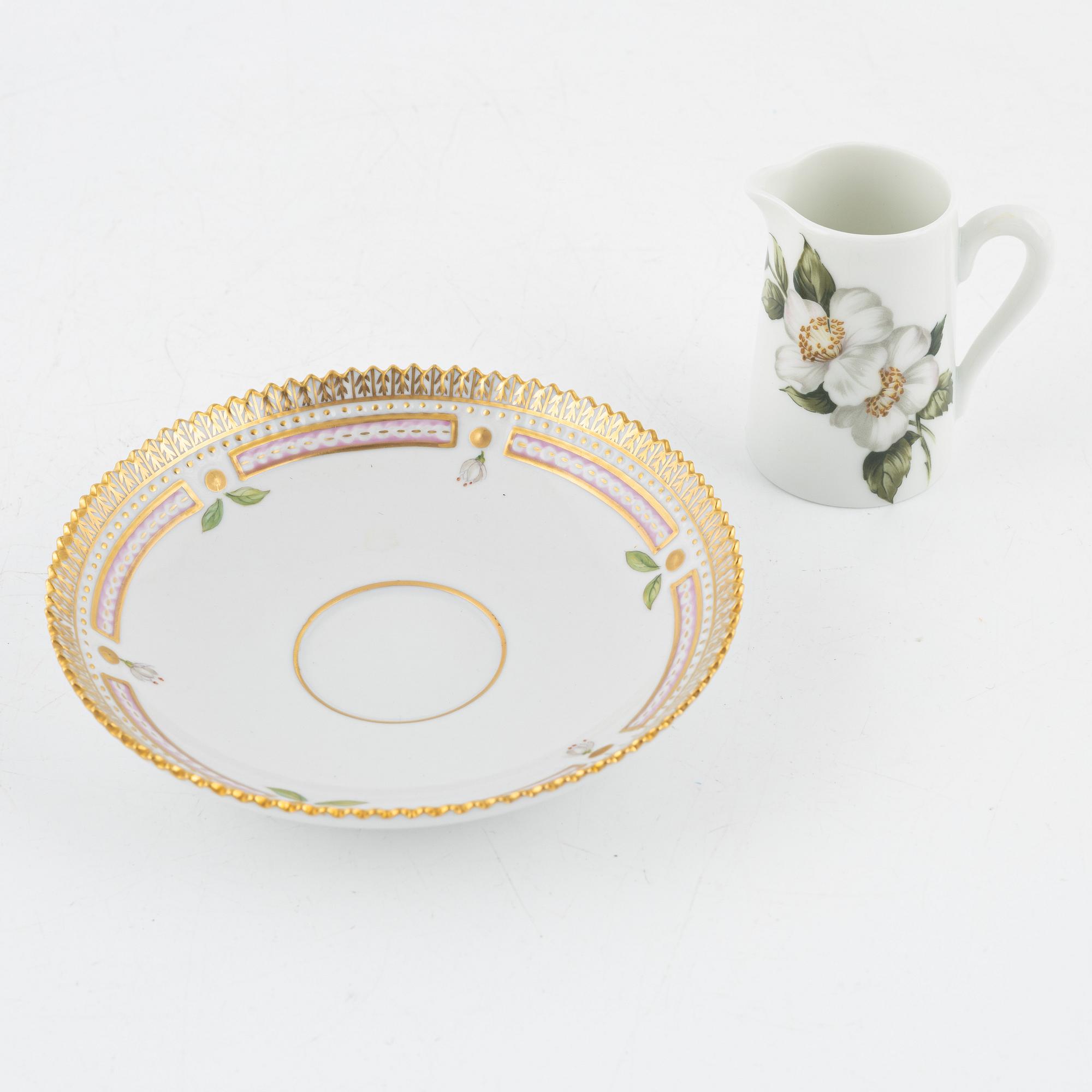 15 pieces of "Flora Danica (Hausmålerai) porcelain, Royal Copenhagen, Denmark.