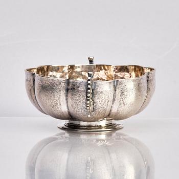 A Scandinavian 17th/18th century silver bowl. Unidentified maker's mark.