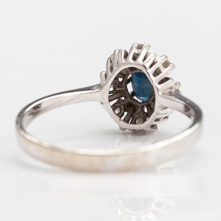 A 14K white gold ring with a sapphire and diamonds ca. 0.08 ct in total. Import marked Mauri Hyvärinen, 1986.