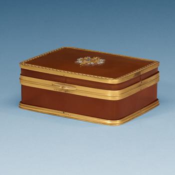 954. A French early 20th century gold and tortoiseshell box.