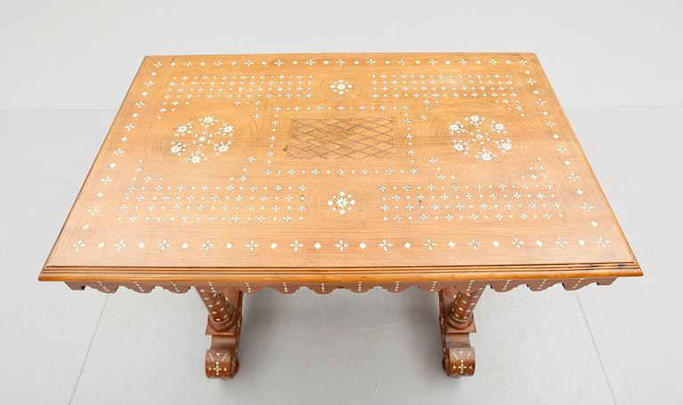 BORD, orientaliskt, sent 1800-tal.