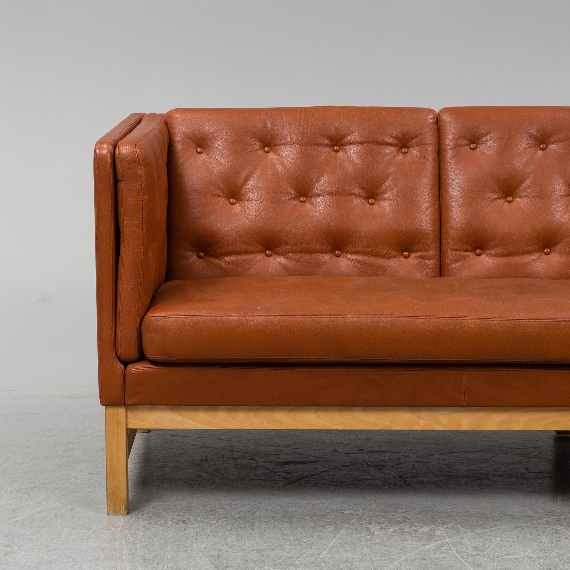 ERIK JÖRGENSEN/ERIK JØRGENSEN, an 'EJ 315-3' sofa.