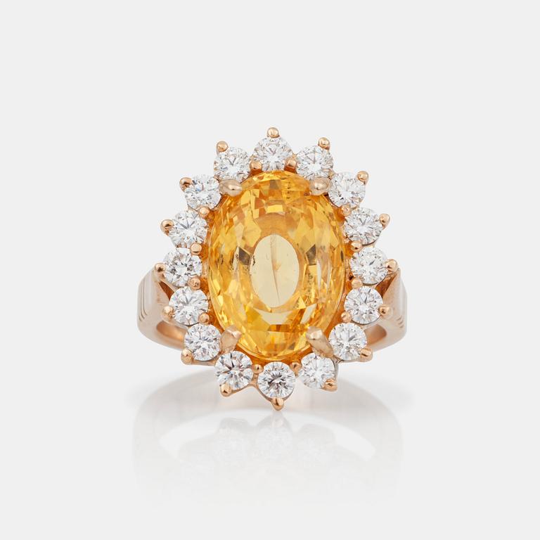 RING med gul safir, ca 12.99 ct enligt uppgift, samt briljantslipade diamanter totalt ca 1.50 ct.