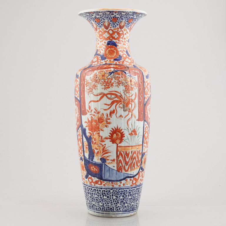 An Imari porcelain floor vase, Japan, early 20th century.