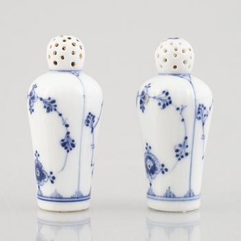 A pair of 'Blue Fluted' / 'Musselmalet rifflet' Salt- and pepper shakers, Royal Copenhagen, model 439, 19th century.