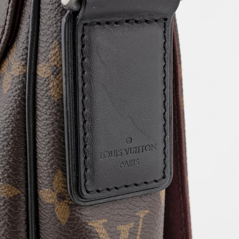 Louis Vuitton, a monogram canvas 'Beaubourg' cross body bag, 2016.