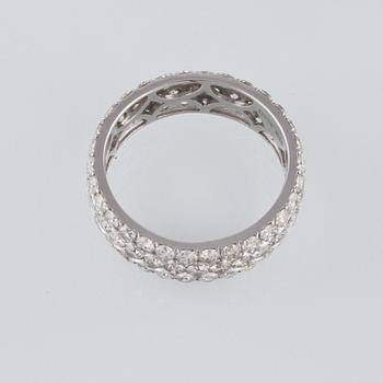 RING, 18K vitguld med 90 briljantslipade diamanter 3.26 ct. Vikt 4,1 gram.