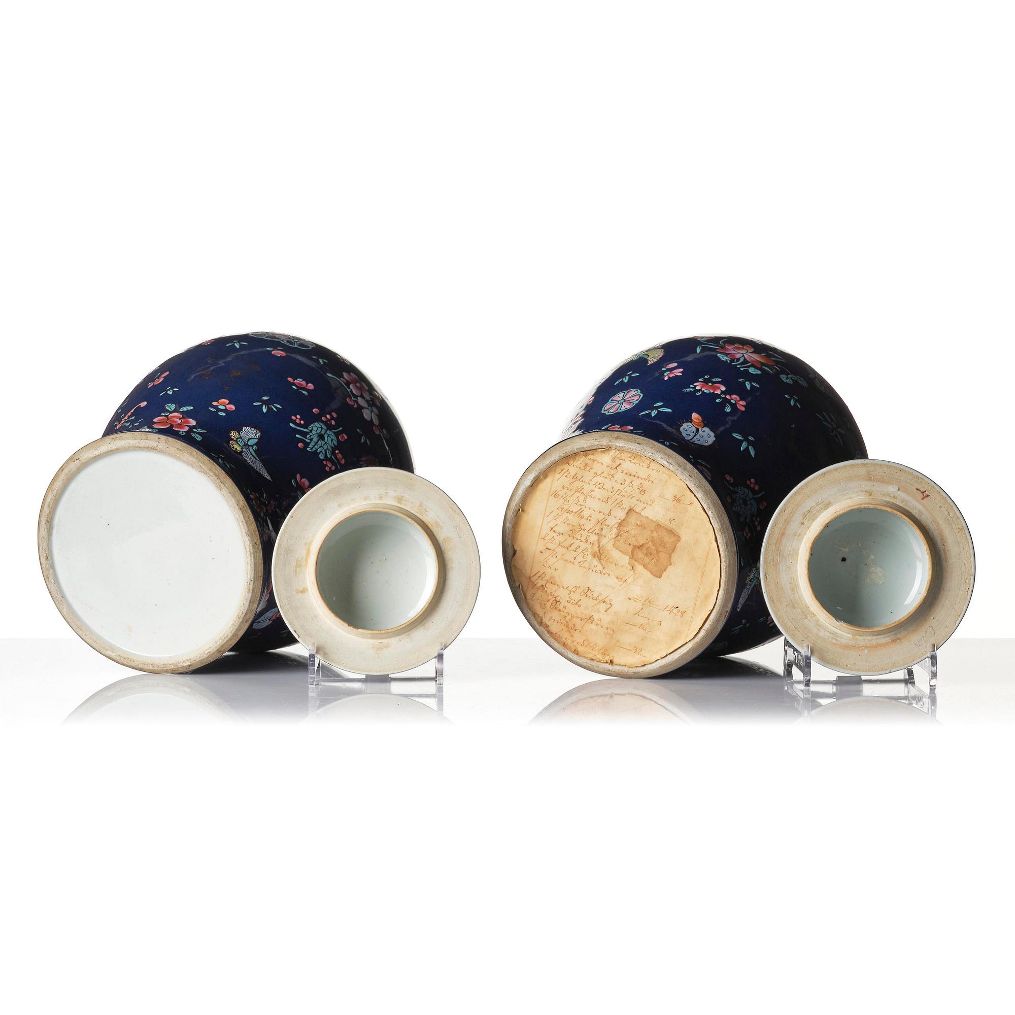 Urnor med lock, ett par, porslin. Qingdynastin, 1700/1800-tal.