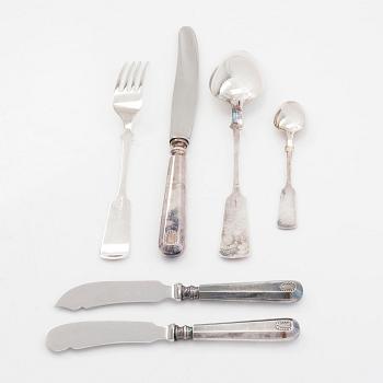 A 38-piece set of silver cutlery, shell motif stem, Auran Kultaseppä, Turku 11951-57. In cutlery box.