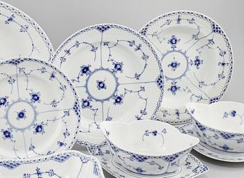SERVISDELAR, 55 st, porslin, "Musselmalet", Royal Copenhagen, 1900-talets andra hälft.