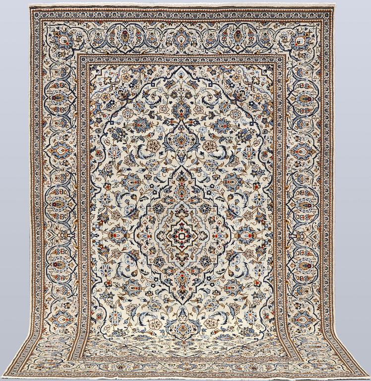 A Keshan carpet, 298 x 200 cm.