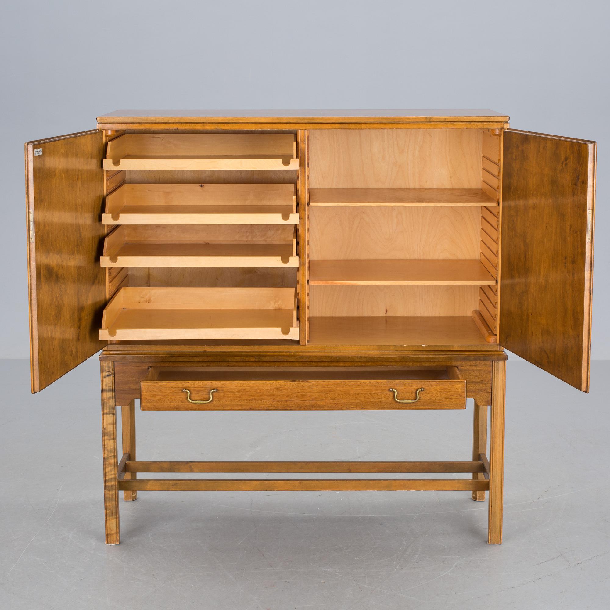 SKÅP, formgivet av C A Acking, brickmärkt Nordiska Kompaniet, Stockholm, 1900-talets mitt.