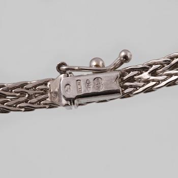 COLLIER, 18K vitguld med ovalslipad blå safir samt 10 briljantslipade diamanter ca 0.50 ct, importstämplat. Vikt 19,1 g.