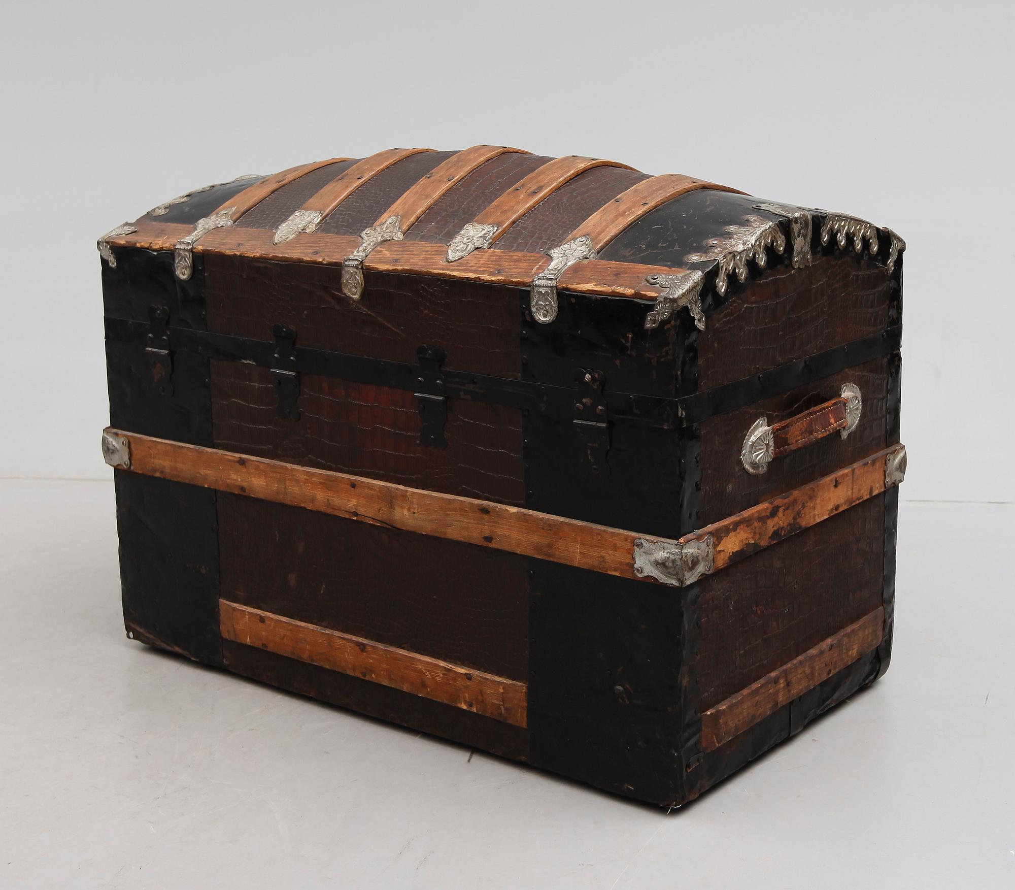 KOFFERT, 1900-talets första hälft.