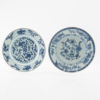 Bowl and plates, 2 pcs, China, 16th/17th century, porcelain.