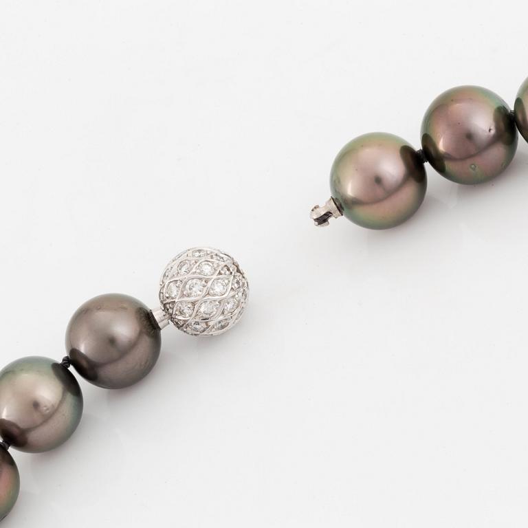 Collier odlade Tahiti pärlor lås 18K vitguld med runda briljantslipade diamanter.