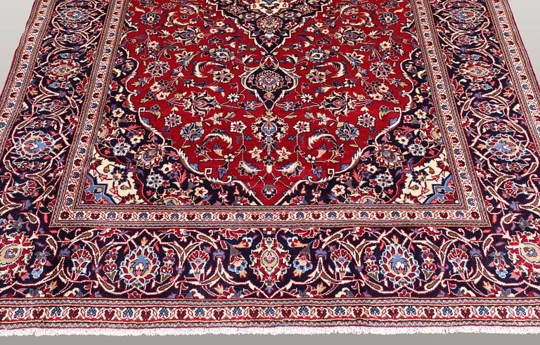 A carpet, Kashan, ca 292 x 196 cm.