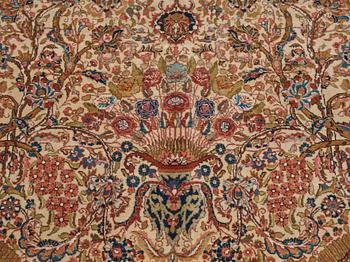 A CARPET, a semi-antique Tabriz, ca 297,5 x 195 cm.