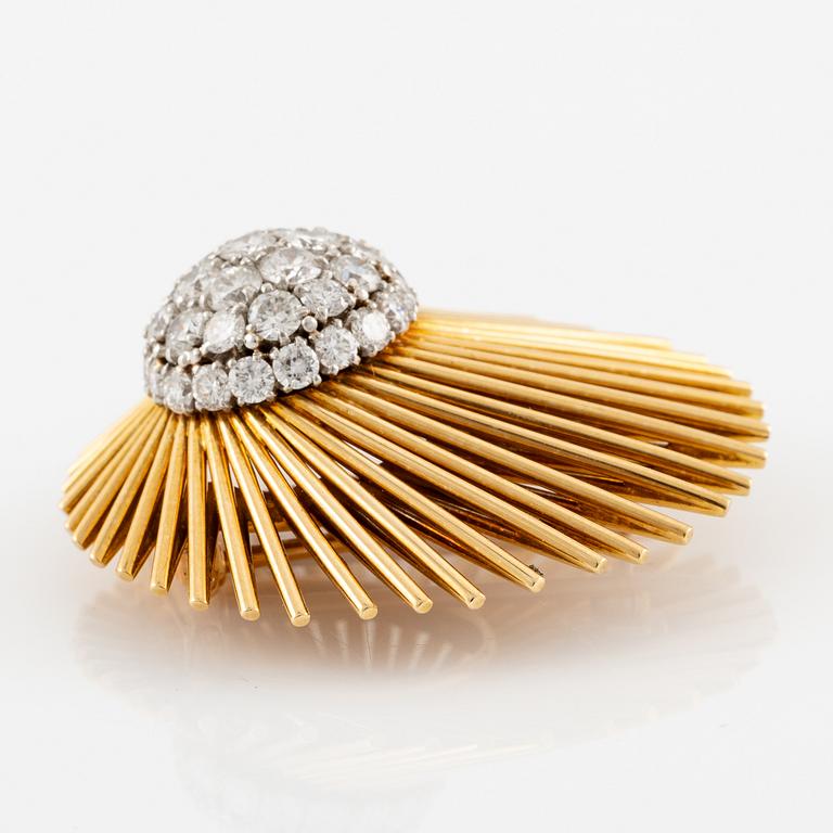 A Van Cleef & Arpels brooch in 18K gold with round brilliant-cut diamonds.