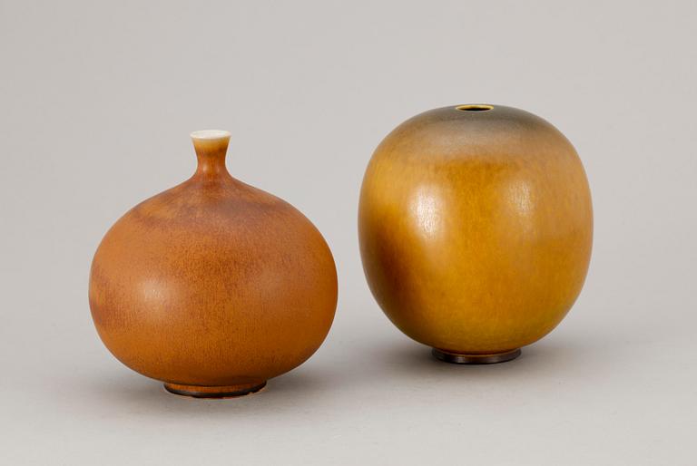 VASER, 2 st, stengods, Munk, Enköping, 1970-tal.