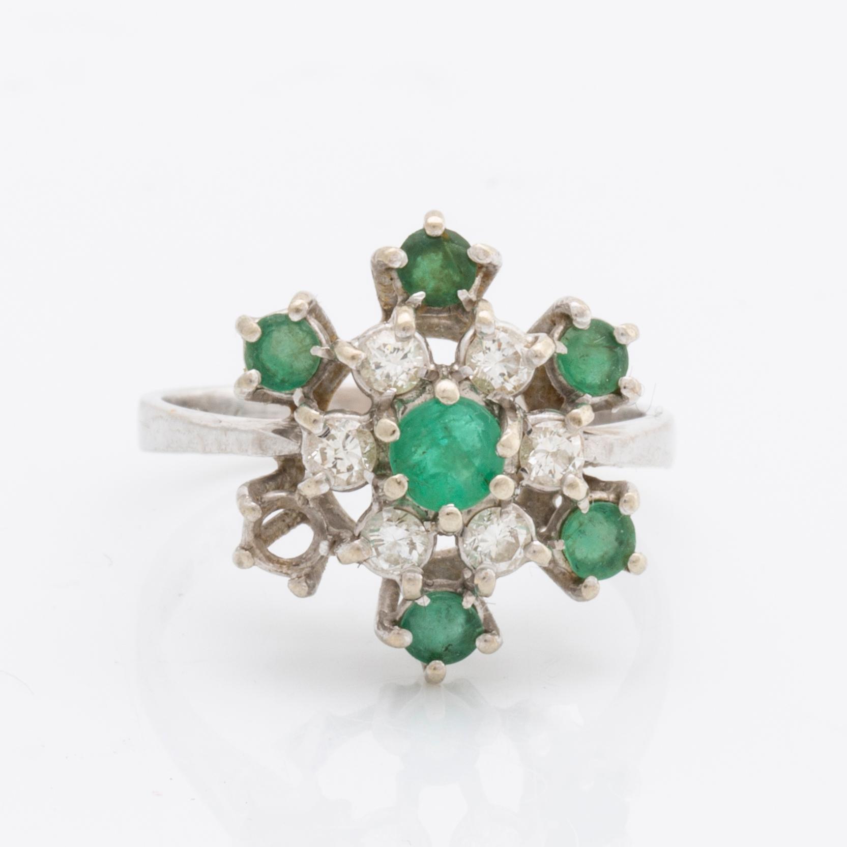Ring 18K whitegold, brilliant-cut diamonds 0,36 ct inscribed and emeralds.