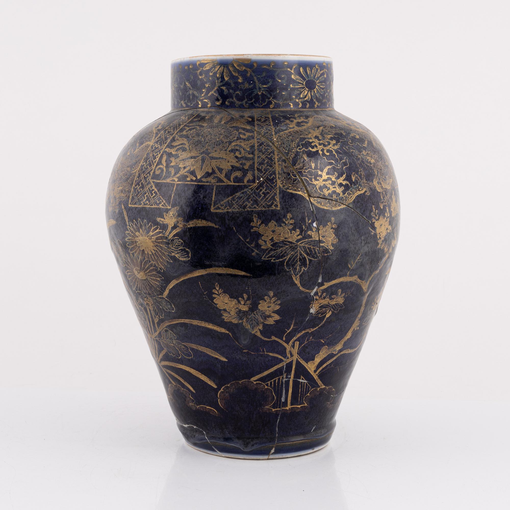 A lidded porcelain urn, genroku, Japan, 18th century.