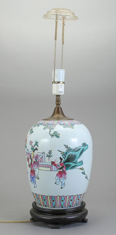 BORDSLAMPA, porslin, Kina, 1900-tal.