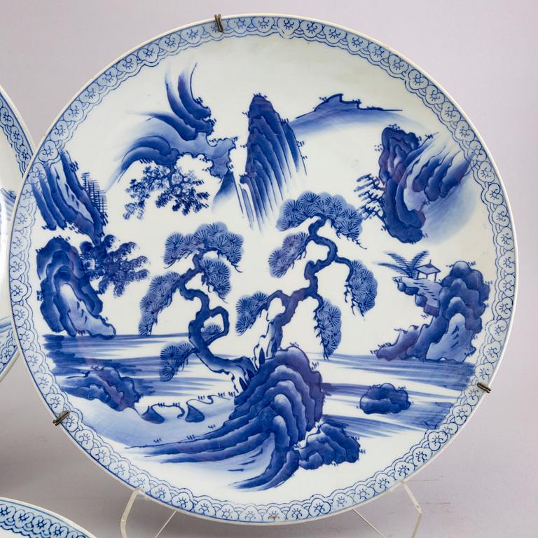 Praktfat, tre stycken, porslin, Japan, tidigt 1900-tal.