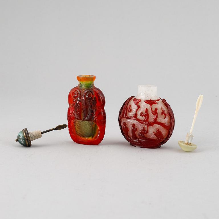 A set of two peking glass snuff bottles with stoppers, Qing dynasty, 20th Century.