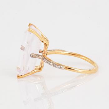 COCKTAILRING, med kunzit och briljantslipade diamanter.