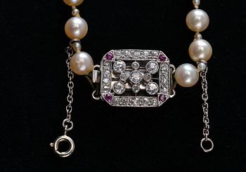 HELMINAUHA, viljeltyjä merivedenhelmiä 2-8 mm. Vanhahiontaisia timantteja n. 0.60 ct. Lukko 18K kultaa.