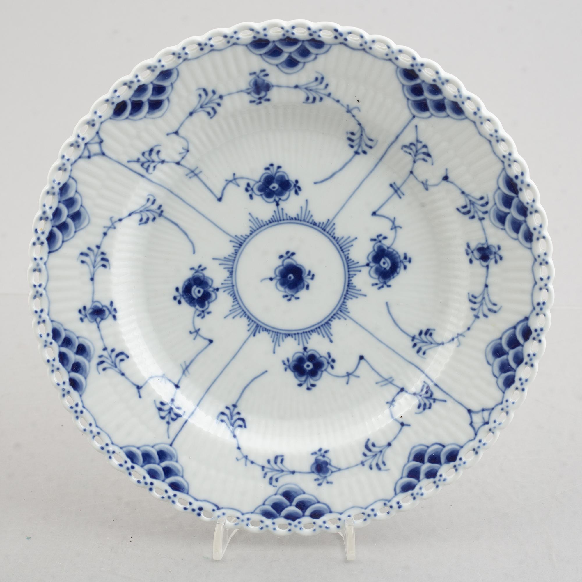 Royal Copenhagen, 17 pieces of a "Musselmalet" service, Denmark, varying dates of manufacture 1894-1960's.