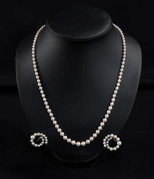 PÄRLCOLLIER, 2 st, silverlås samt ÖRHÄNGEN, ett par.