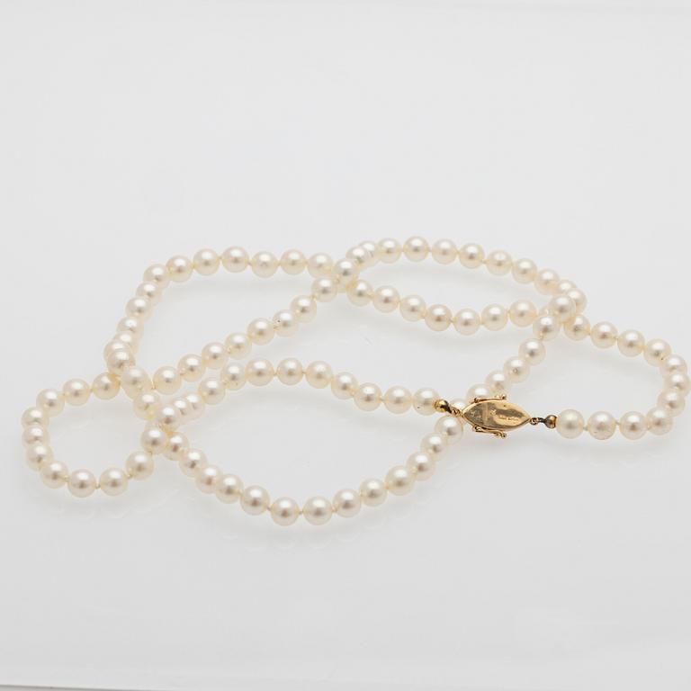 Collier, pärlor och lås i 18K guld.