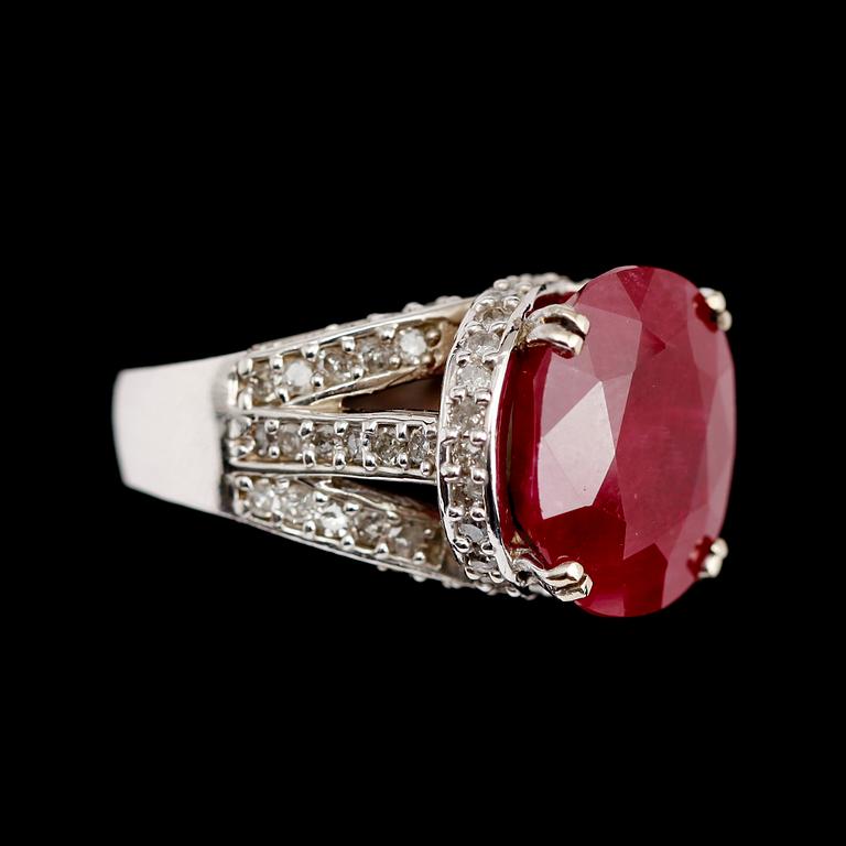 RING, 14 k vitguld, rubin ca 11.0 ct , diamanter tot ca 1.0 ct.
