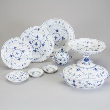 SERVISDELAR, 41 delar, porslin, "Musselmalet", Royal Copenhagen.