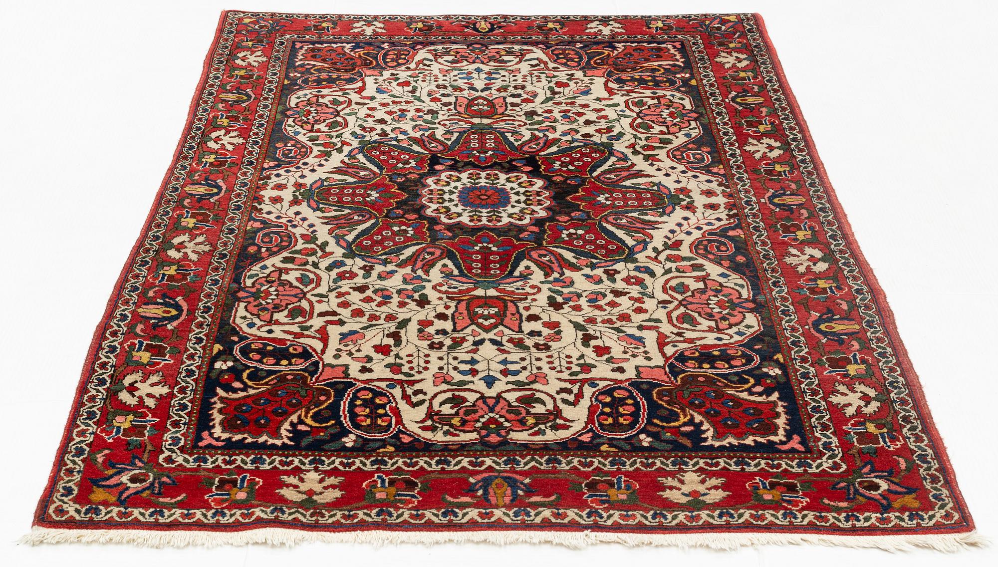 A carpet, Bakthiari, circa 214 x 136 cm.