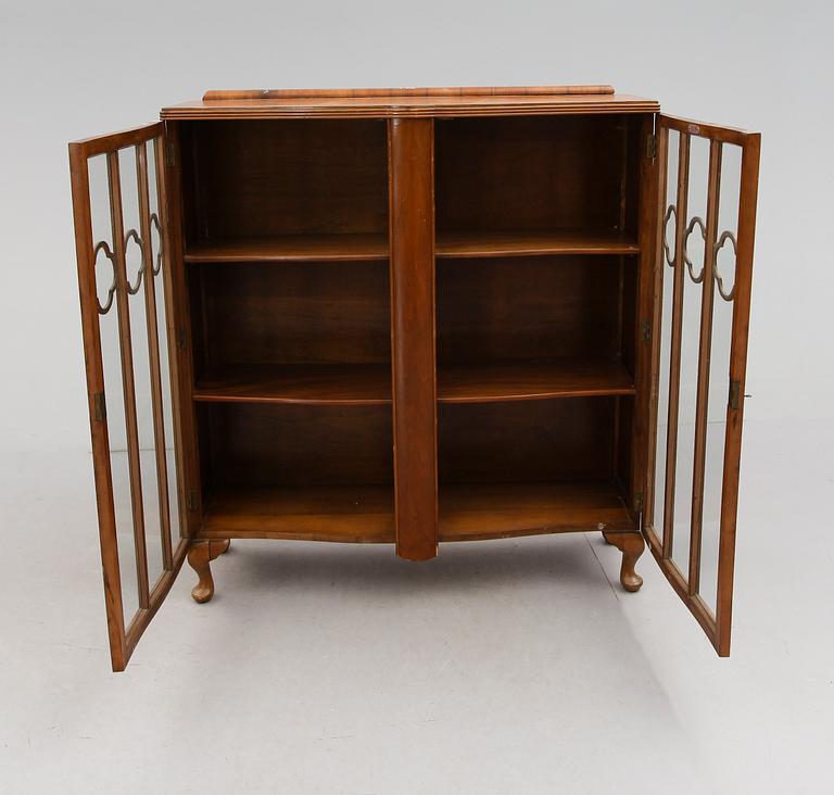 VITRINSKÅP, England, 1900-talets första hälft.