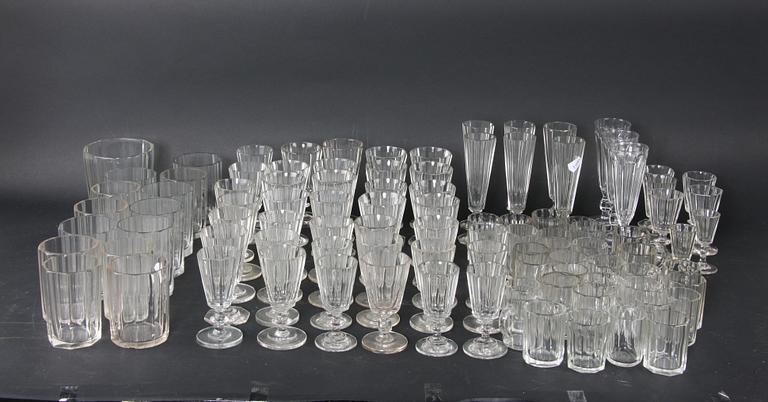 SERVISDELAR, ca 100 delar, glas, 1800/1900-tal.
