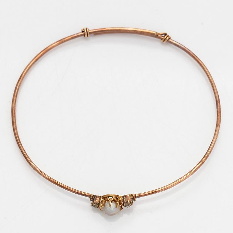 Rannekoru, n. 10K kultaa, viljelty helmi ja vanhahiottuja timantteja.