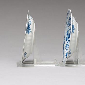 Six (2+2+2) blue and white cups with five (2+2+1) dishes, Qing dynasty, Kangxi (1662-1722).