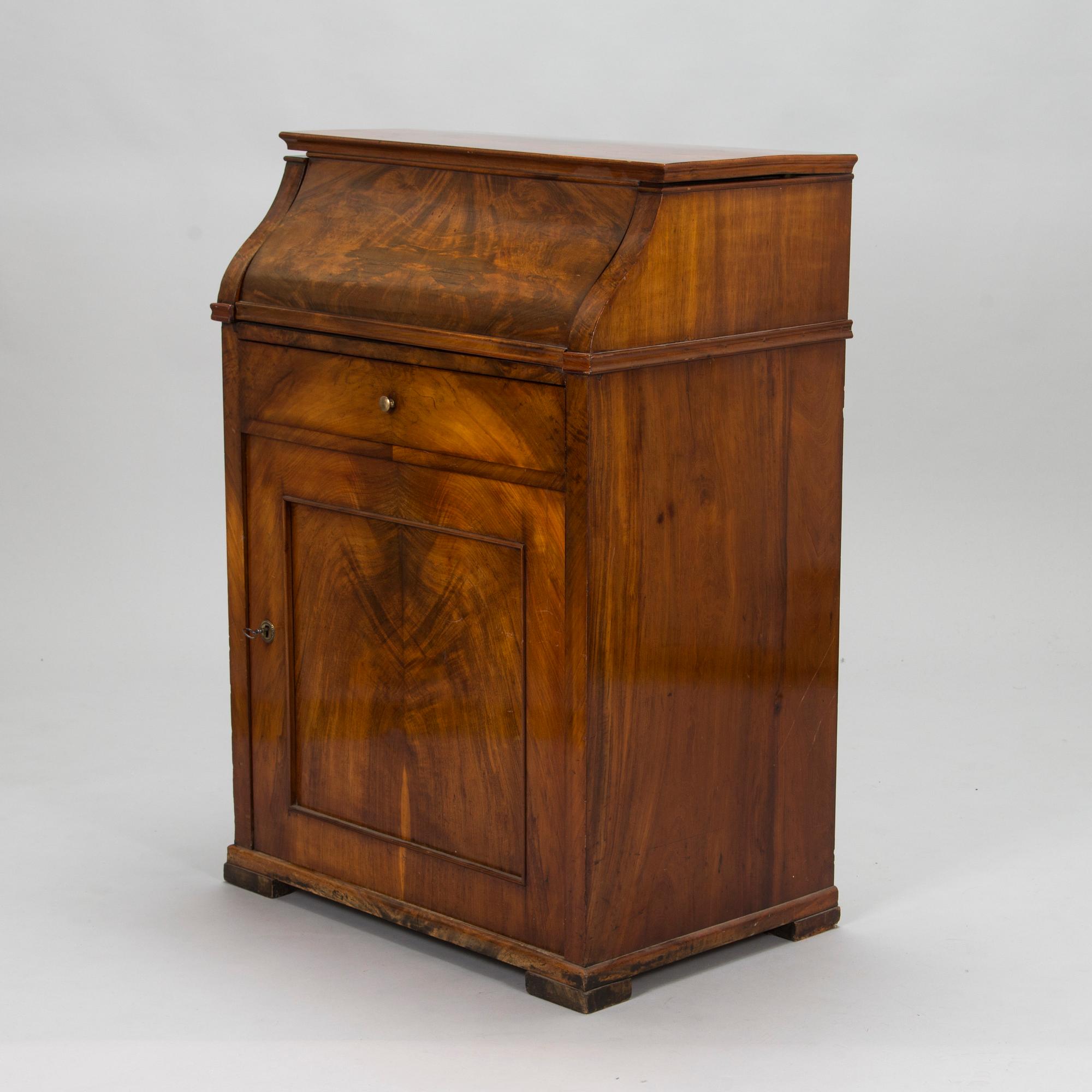 A washstand from the latter half of the 19th century, probably England.