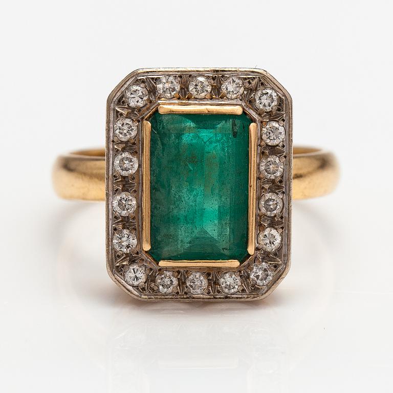 An 18K gold ring with an emerald and diamonds ca. 0.36 ct in tota. Tampereen Kulta- ja Jalokivipaja Oy, Tampere 1987.