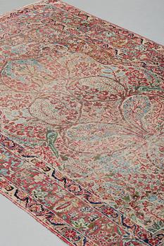 A RUG, a semi-antique Kerman Laver, ca 203 x 130,5 cm.