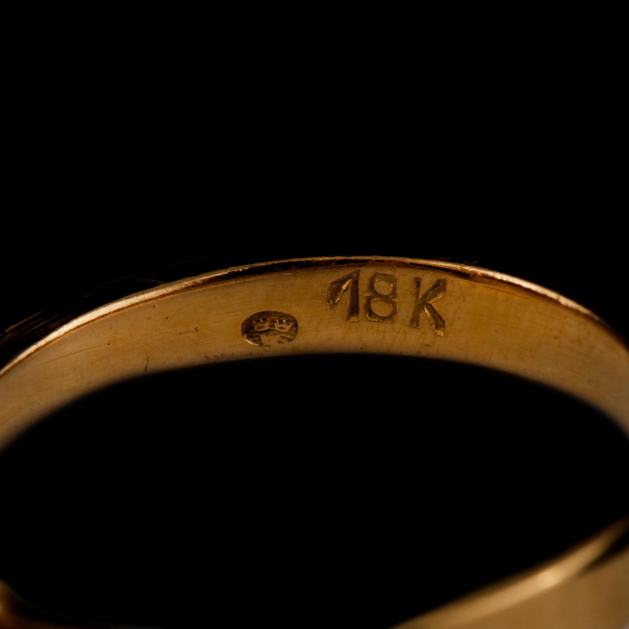 RING, 18k guld med cabochonslipad malakti, importstämplad. Vikt 8 g.