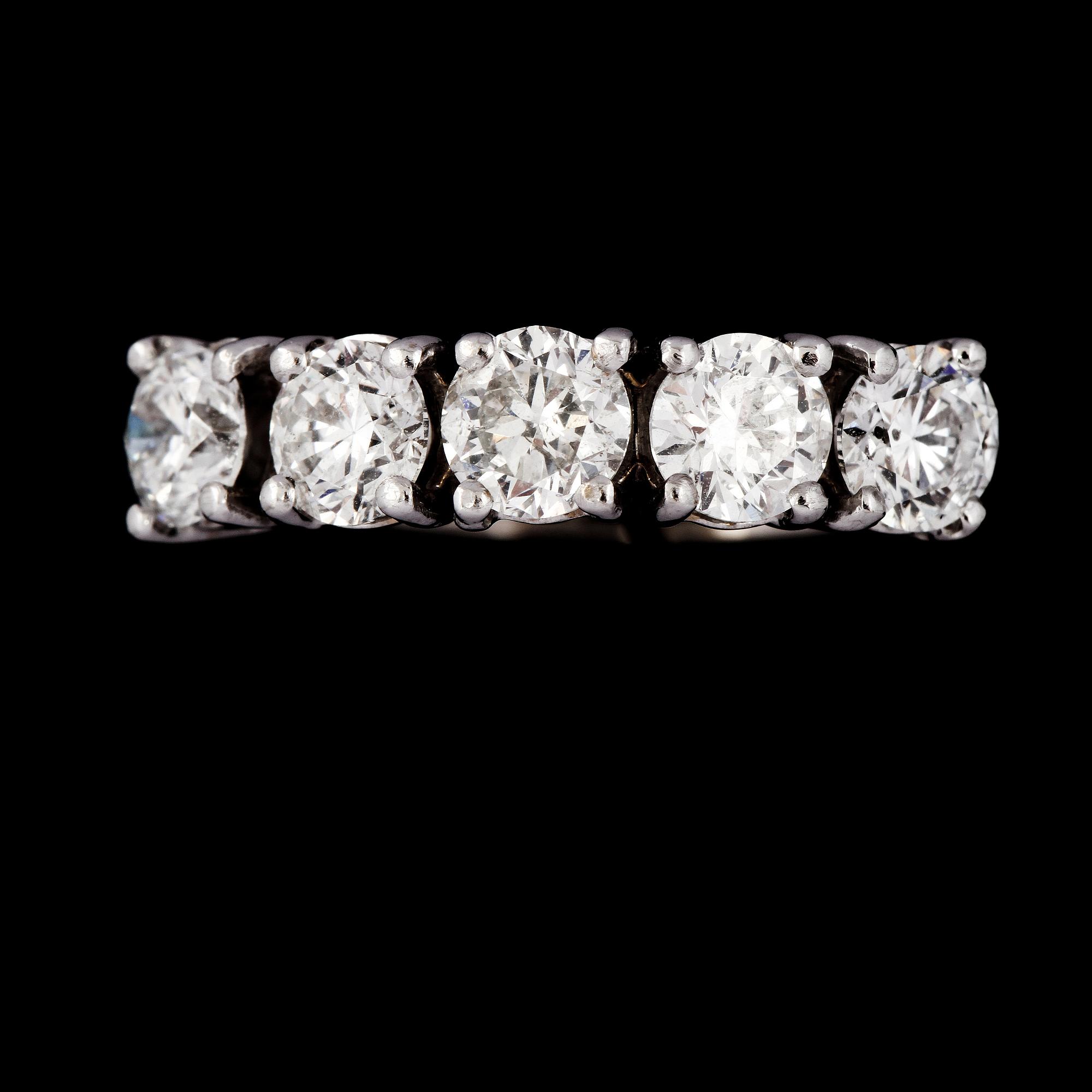 RING, 18k vitguld med 5 briljantslipade diamanter, 1.69 ct. Vikt 3,3 g.