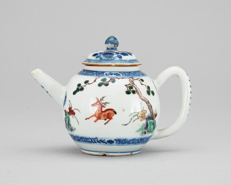 A polychrome teapot, Qing dynastin. Qianlong (1736-95).