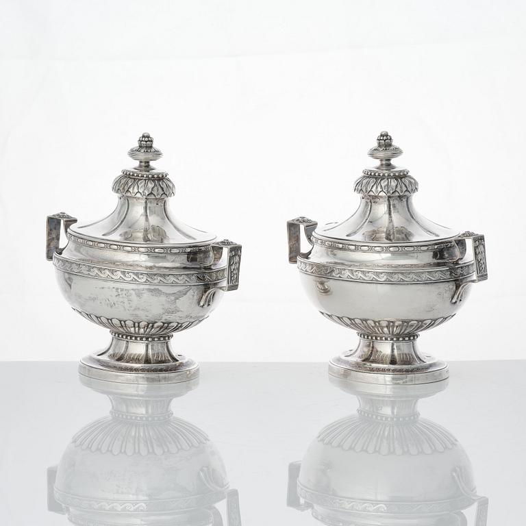 Arvid Floberg, såsterriner med lock och fat, ett par, silver, Stockholm 1780. Gustavianska.