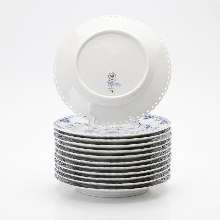 Royal Copenhagen, assietter, 12 st, porslin, "Musselmalet helblonde", Danmark.